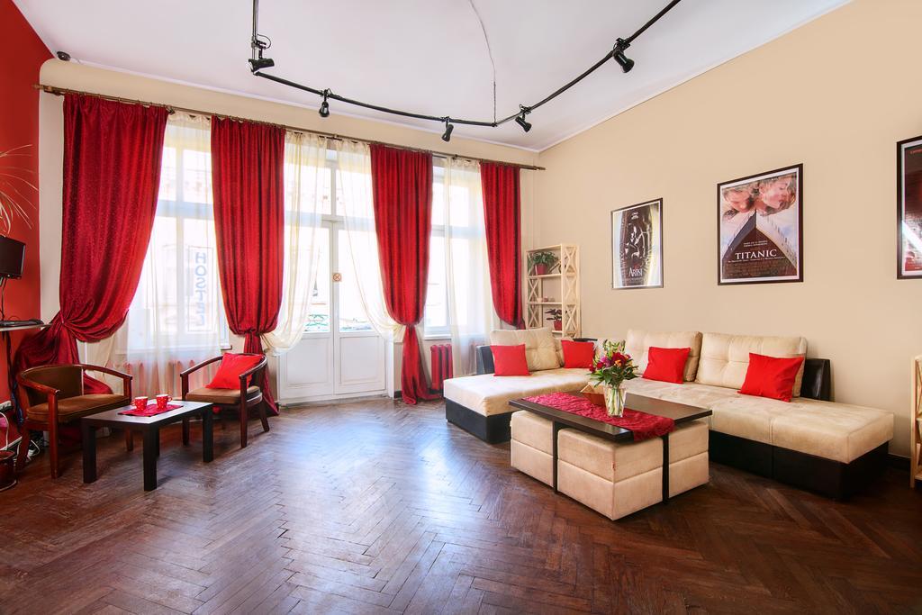 Hollywood Home Hostel Lviv Buitenkant foto
